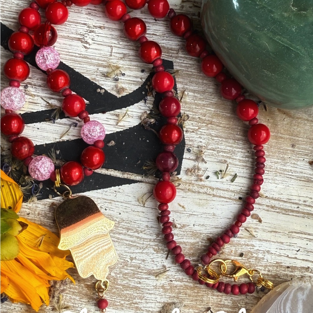 Gold big Hamsa beaded statement necklace with pink quartz - Picture 3 of 3